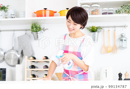 キッチンを掃除するミドルの女性 99134787