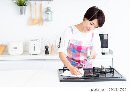 キッチンを掃除するミドルの女性 99134792