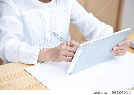 タブレットを使い勉強する小学生の女の子 99134919