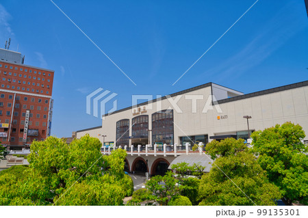 【岡山県】4月・青空の下、新緑の倉敷駅に到着し倉敷美観地区ヘ向かう 【岡山県】4月・青空の下、新緑の倉敷駅に到着し倉敷美観地区ヘ向かう 99135301