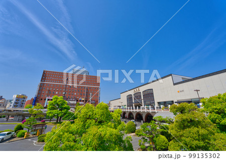 【岡山県】4月・青空の下、新緑の倉敷駅に到着し倉敷美観地区ヘ向かう 99135302