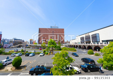 【岡山県】4月・青空の下、新緑の倉敷駅に到着し倉敷美観地区ヘ向かう 99135303