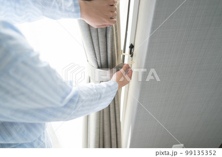 寝室の40代男性 99135352