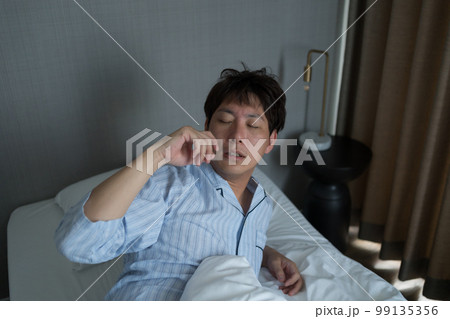 寝室の40代男性 99135356
