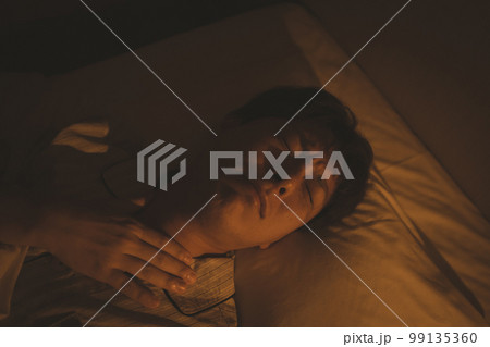 寝室の40代男性 99135360