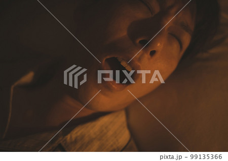 40代男性といびき 99135366