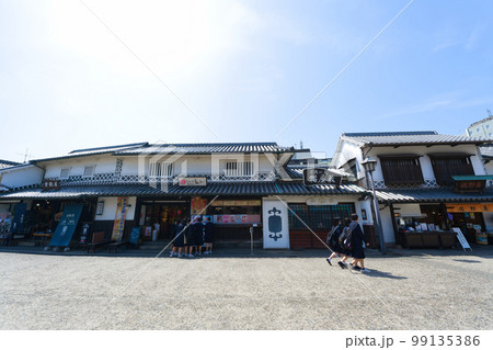 【岡山県】4月・爽やかな青空の下、新緑時期の倉敷美観地区を家族で観光 【岡山県】4月・爽やかな青空の下、新緑時期の倉敷美観地区を家族で観光 99135386