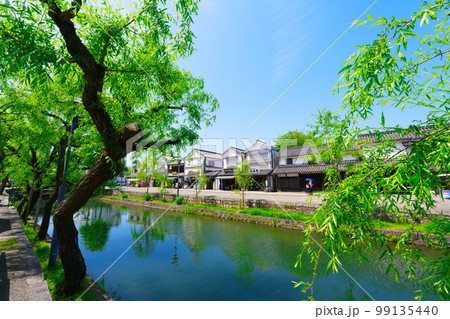 【岡山県】4月・爽やかな青空の下、新緑時期の倉敷美観地区を家族で観光 【岡山県】4月・爽やかな青空の下、新緑時期の倉敷美観地区を家族で観光 99135440