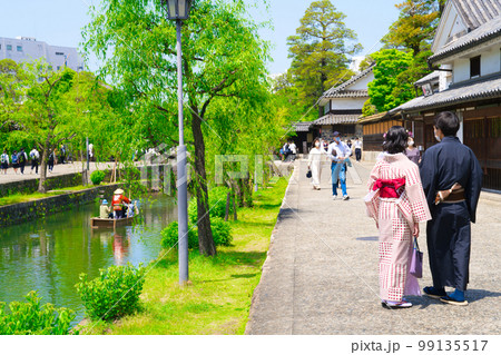 【岡山県】4月・爽やかな青空の下、新緑時期の倉敷美観地区を家族で観光 99135517