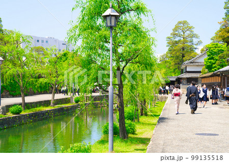 【岡山県】4月・爽やかな青空の下、新緑時期の倉敷美観地区を家族で観光 【岡山県】4月・爽やかな青空の下、新緑時期の倉敷美観地区を家族で観光 99135518