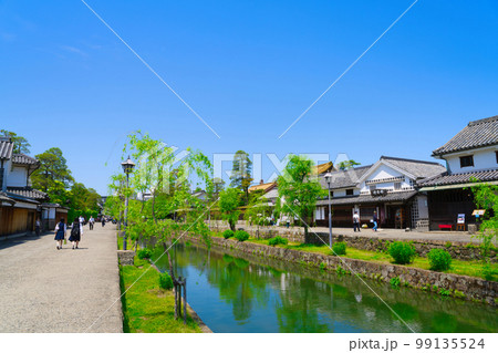 【岡山県】4月・爽やかな青空の下、新緑時期の倉敷美観地区を家族で観光 99135524