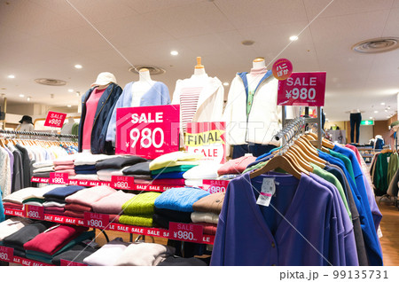 ショッピングセンター内のお洒落な洋服屋さん ショッピングセンター内のお洒落な洋服屋さん 99135731