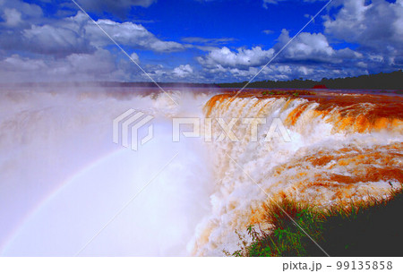 アルゼンチン側からのイグアスの滝の悪魔の喉笛と虹 99135858