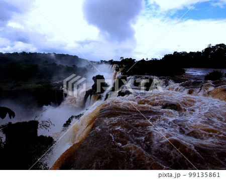 アルゼンチン側からのイグアスの滝の悪魔の喉笛A アルゼンチン側からのイグアスの滝の悪魔の喉笛A 99135861