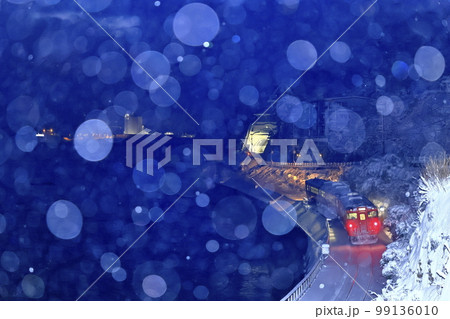 雪降る冬の氷見線(走り去る列車を後方から撮影) 雪降る冬の氷見線(走り去る列車を後方から撮影) 99136010