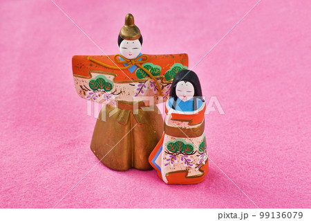 ピンク背景のひな人形(向かって左が男雛、右に女雛)コピースペース有り ピンク背景のひな人形(向かって左が男雛、右に女雛)コピースペース有り 99136079