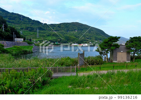 四国・愛媛・佐田岬半島・亀ヶ池温泉に隣接するキャンプ場、芝生広場から池を眺める・愛媛県伊方町(1) 四国・愛媛・佐田岬半島・亀ヶ池温泉に隣接するキャンプ場、芝生広場から池を眺める・愛媛県伊方町(1) 99136216