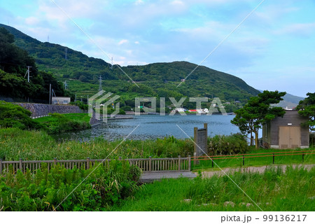 四国・愛媛・佐田岬半島・亀ヶ池温泉に隣接するキャンプ場、芝生広場から池を眺める・愛媛県伊方町(2) 四国・愛媛・佐田岬半島・亀ヶ池温泉に隣接するキャンプ場、芝生広場から池を眺める・愛媛県伊方町(2) 99136217