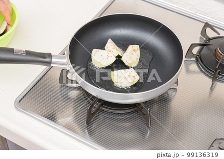 【茄子の揚げびたしを作る　茄子を炒める】 99136319