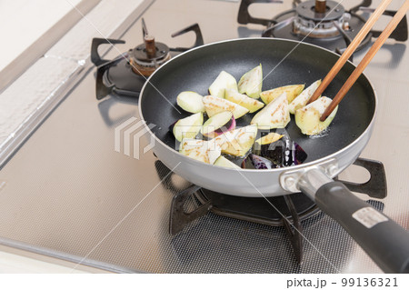 【茄子の揚げびたしを作る 茄子を炒める】 【茄子の揚げびたしを作る 茄子を炒める】 99136321