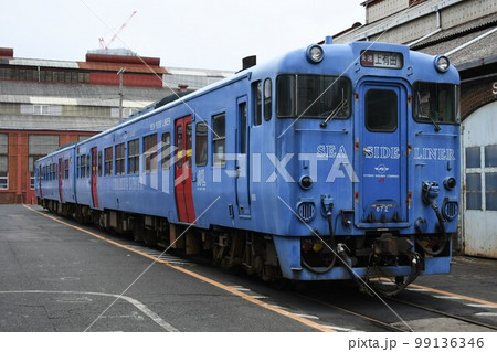 車両基地に停車するキハ66系ディーゼルカー 99136346