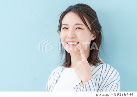 デンタルケア　歯　ビューティー　女性 99136444