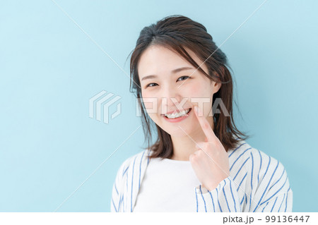 デンタルケア　歯　ビューティー　女性 99136447