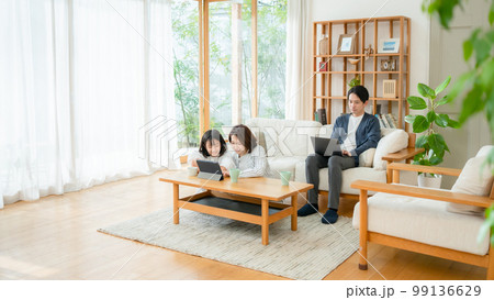 リビングルーム 親子 休日 リビングルーム 親子 休日 99136629