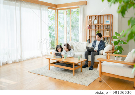 リビングルーム 親子 休日 リビングルーム 親子 休日 99136630