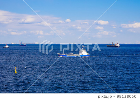 内航船 横浜港本牧沖で働く船(シンボルタワー公園) 内航船 横浜港本牧沖で働く船(シンボルタワー公園) 99138050