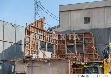 木造家屋解体の壁倒し 木造家屋解体の壁倒し 99138989