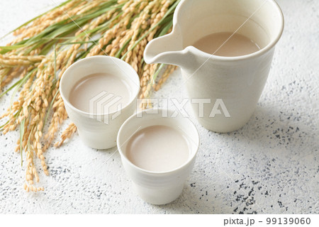 おちょこに注いだ甘酒 おちょこに注いだ甘酒 99139060