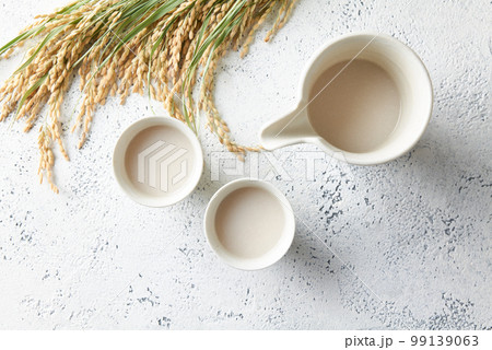 おちょこに注いだ甘酒 99139063