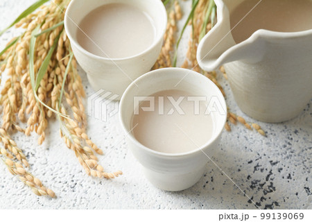 おちょこに注いだ甘酒 99139069