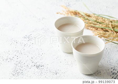 おちょこに注いだ甘酒 99139073