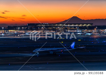 《東京都》羽田空港の夜景・富士山までいちぼう 99139388