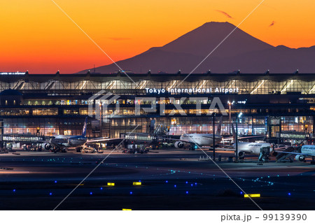 《東京都》羽田空港の夜景・富士山までいちぼう 《東京都》羽田空港の夜景・富士山までいちぼう 99139390