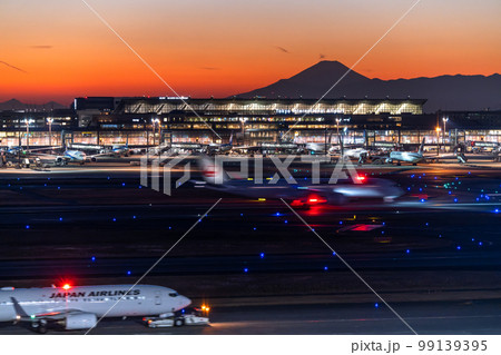 《東京都》羽田空港の夜景・富士山までいちぼう 《東京都》羽田空港の夜景・富士山までいちぼう 99139395