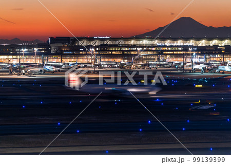《東京都》羽田空港の夜景・富士山までいちぼう 99139399