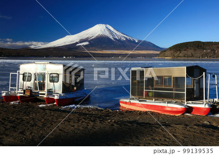 結氷した山中湖と富士山 99139535