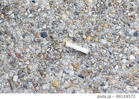 タバコのポイ捨て タバコのポイ捨て 99139572