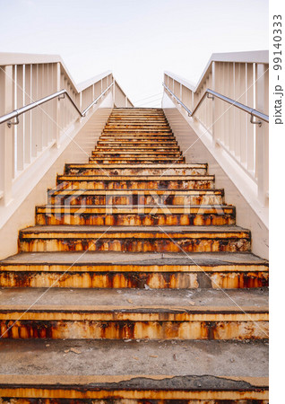 塩カルで錆びた歩道橋の階段 99140333