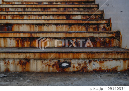 塩カルで錆びた歩道橋の階段 塩カルで錆びた歩道橋の階段 99140334
