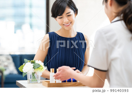ビューティサロンでカウンセリングを受ける若い女性 ビューティサロンでカウンセリングを受ける若い女性 99140393
