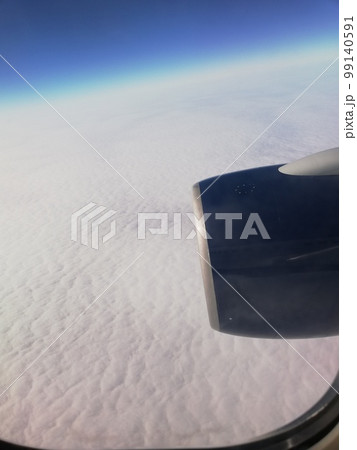 飛行機 フライト中 雲海とジェットエンジン 飛行機 フライト中 雲海とジェットエンジン 99140591
