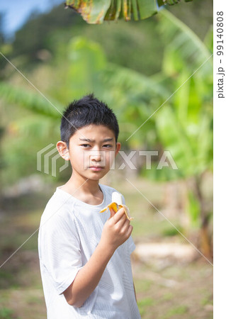 島バナナを食べる南国の少年 99140808