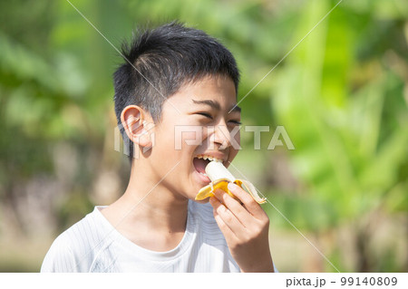 島バナナを食べる少年 島バナナを食べる少年 99140809