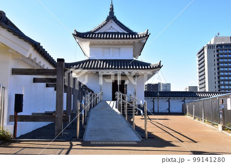 栃木県 宇都宮城址公園の冨士見櫓と青空 栃木県 宇都宮城址公園の冨士見櫓と青空 99141280