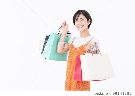 買い物する若い女性 買い物する若い女性 99141289