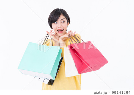 買い物する若い女性 買い物する若い女性 99141294